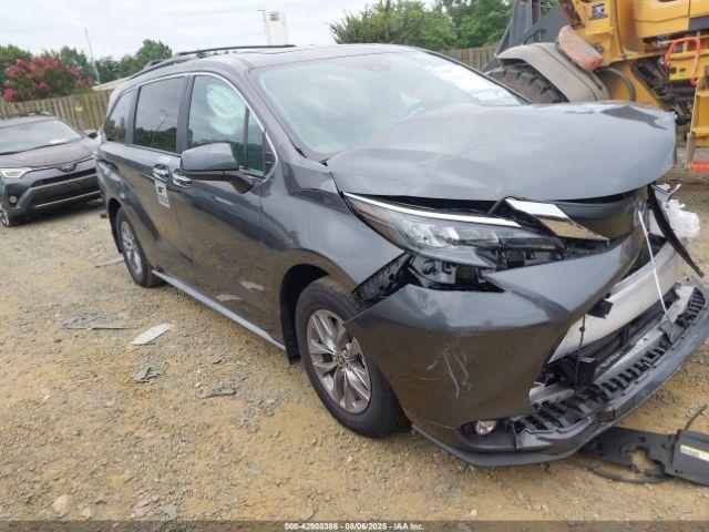  Salvage Toyota Sienna