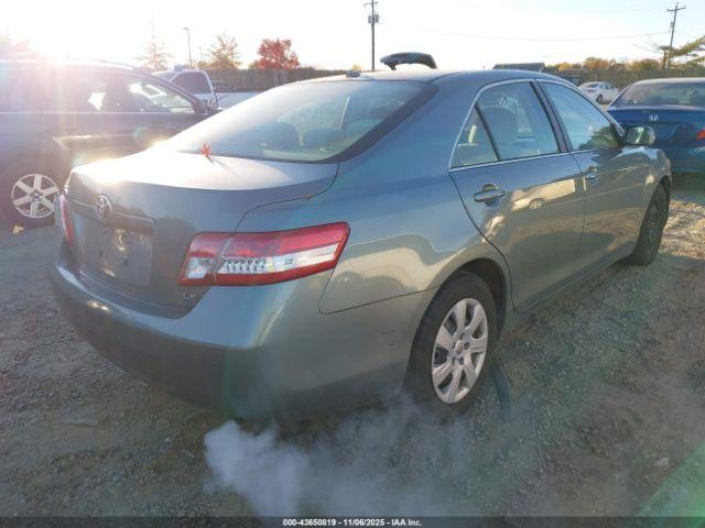 Toyota Camry Le Image 8