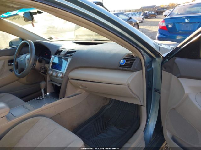 Toyota Camry Le Image 3