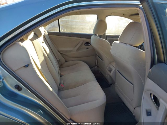 Toyota Camry Le Image 9