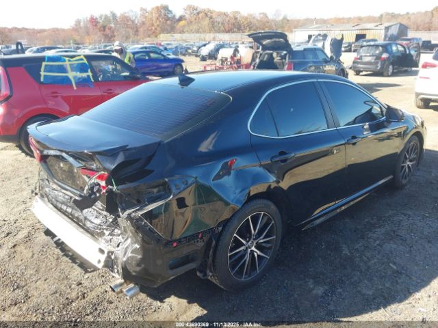 Toyota Camry Se Image 8