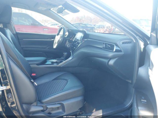 Toyota Camry Se Image 7