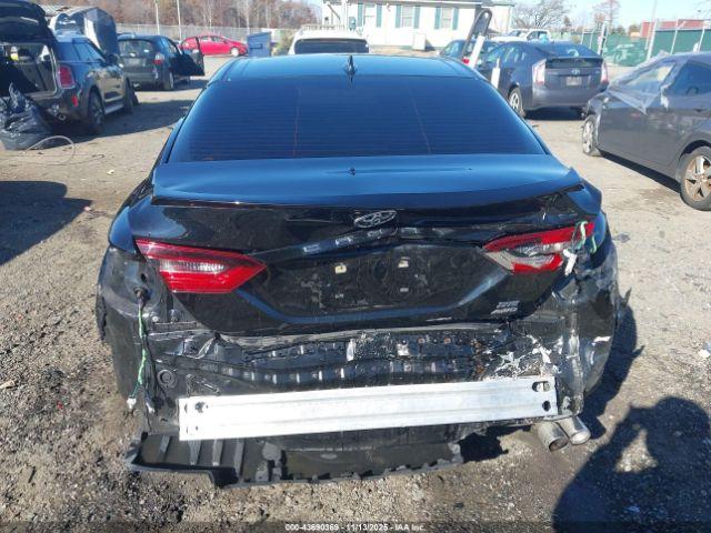 Toyota Camry Se Image 12