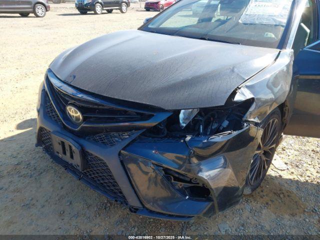 Toyota Camry Se Image 9