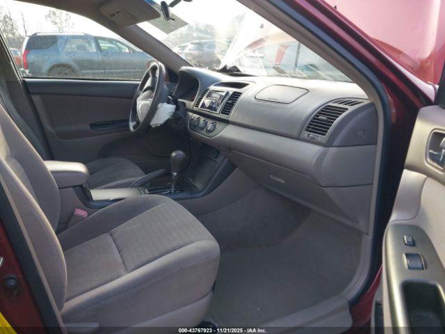 Toyota Camry Le Image 5