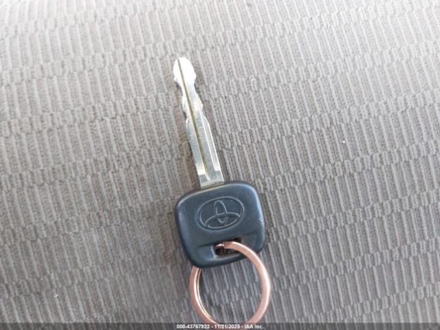 Toyota Camry Le Image 8