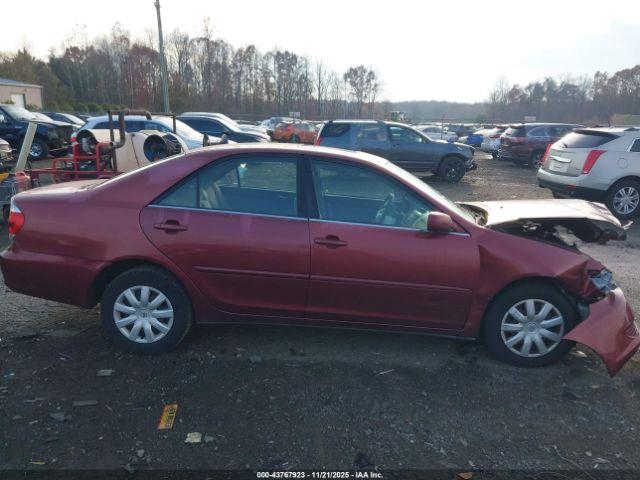 Toyota Camry Le Image 12