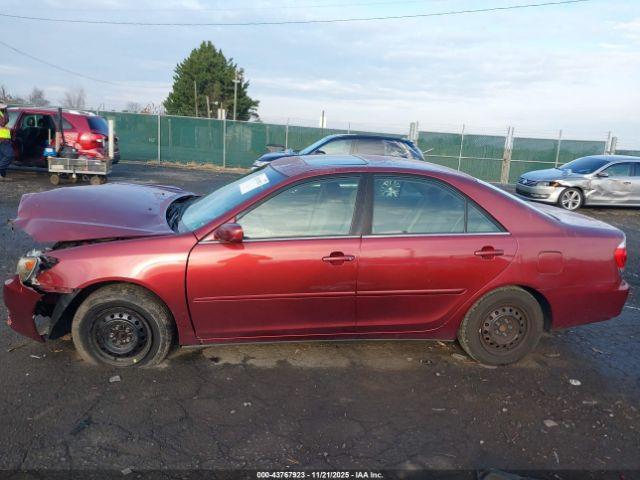 Toyota Camry Le Image 9
