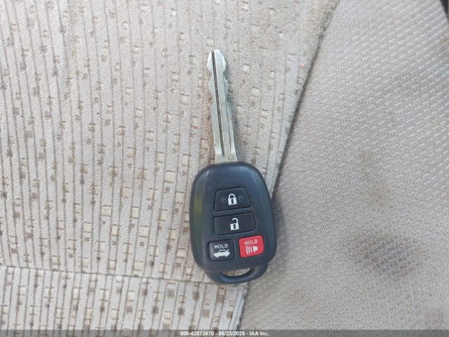 Toyota Camry Le Image 11