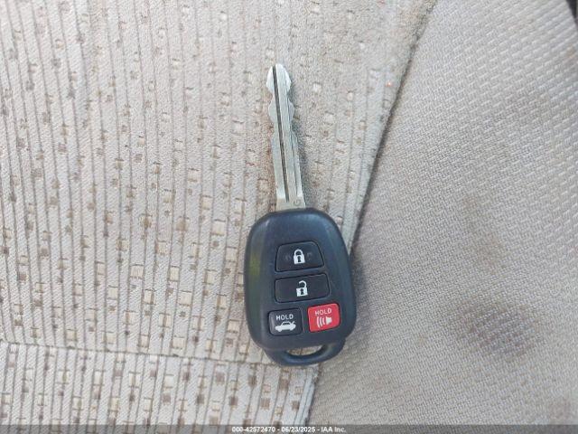 Toyota Camry Le Image 11