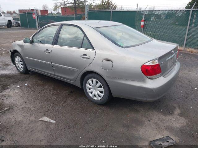 Toyota Camry Le Image 2