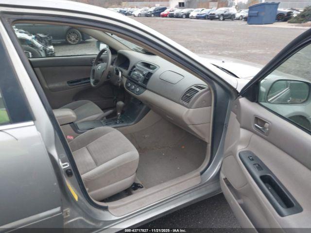 Toyota Camry Le Image 4