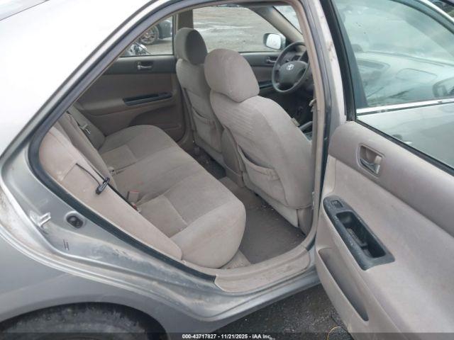 Toyota Camry Le Image 8