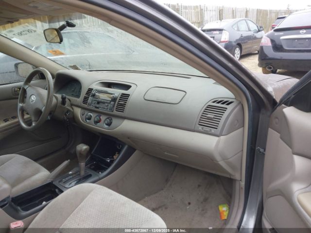 Toyota Camry Le Image 7