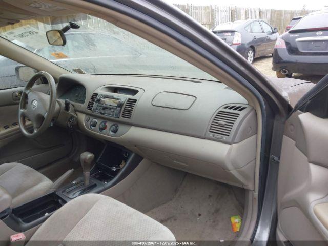 Toyota Camry Le Image 7