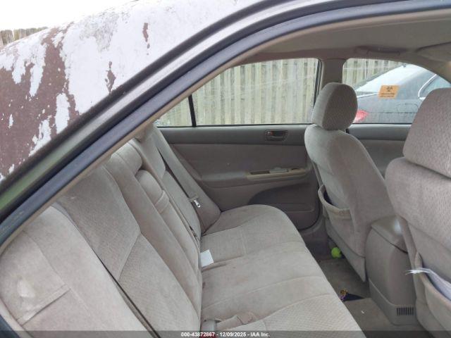 Toyota Camry Le Image 4