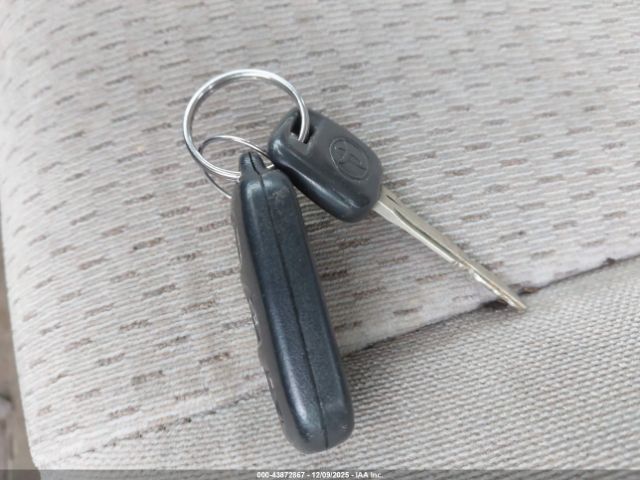 Toyota Camry Le Image 12