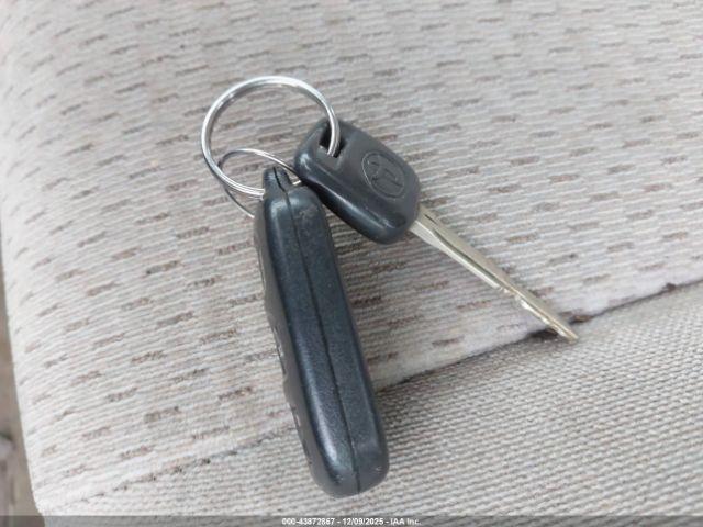 Toyota Camry Le Image 12