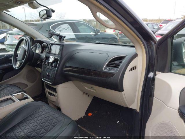 Chrysler Town & Country Touring Image 7