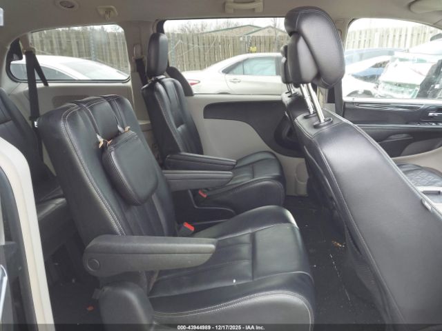 Chrysler Town & Country Touring Image 10