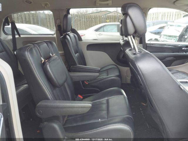 Chrysler Town & Country Touring Image 10