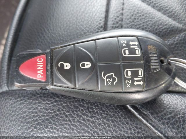 Chrysler Town & Country Touring Image 9