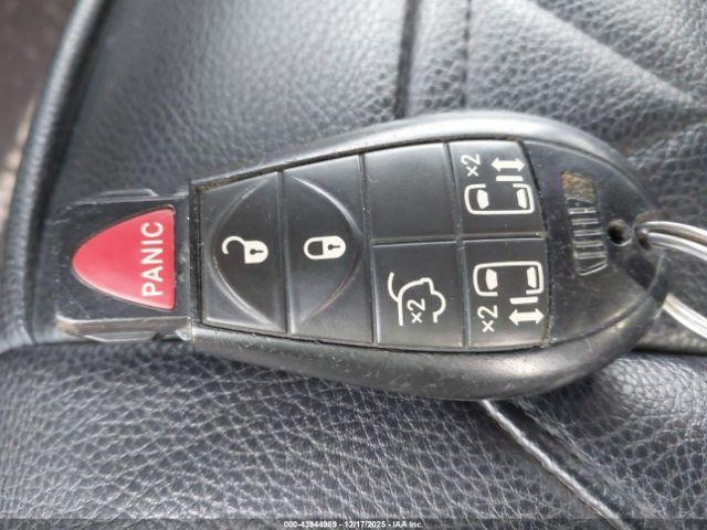 Chrysler Town & Country Touring Image 9