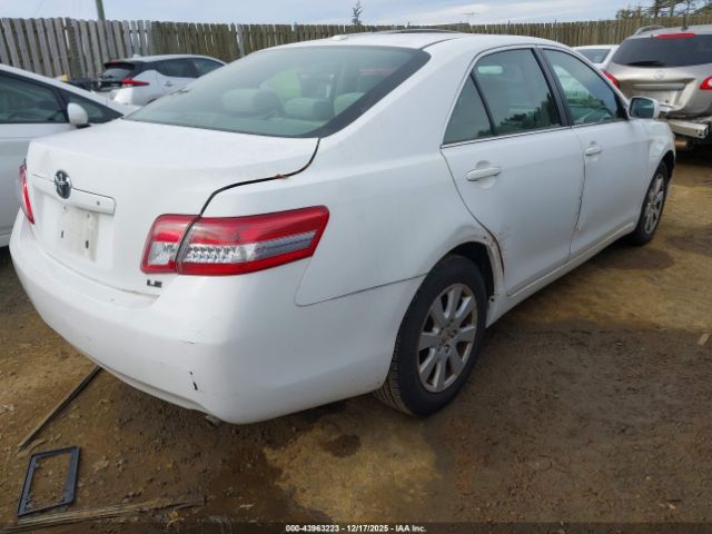 Toyota Camry Le Image 2