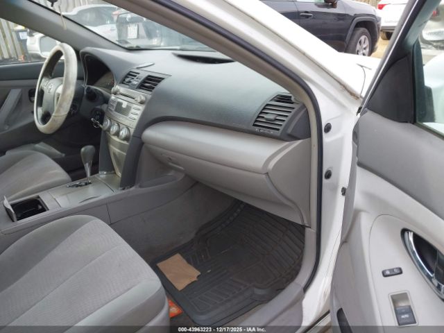 Toyota Camry Le Image 7