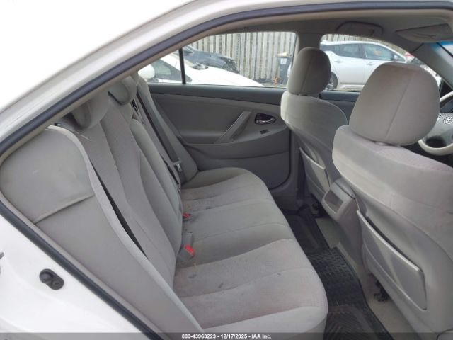 Toyota Camry Le Image 11