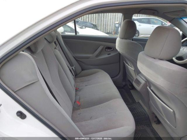 Toyota Camry Le Image 11