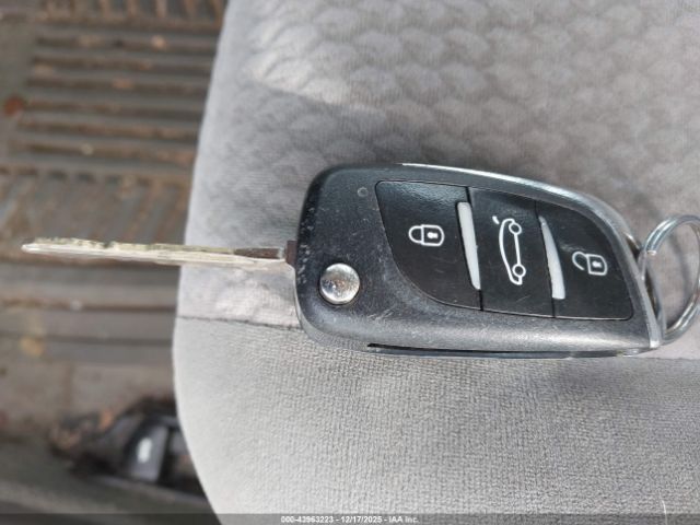 Toyota Camry Le Image 8