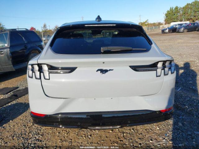 Ford Mustang Premium Image 16