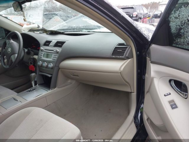 Toyota Camry Le Image 7