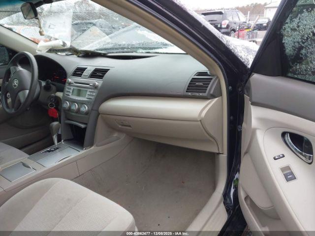 Toyota Camry Le Image 7