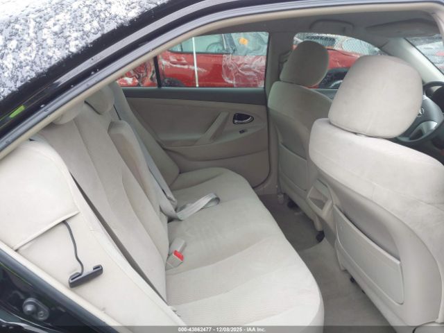 Toyota Camry Le Image 6