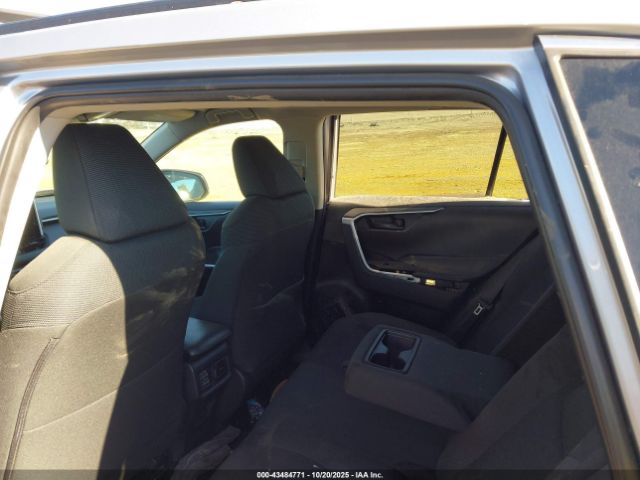 Toyota RAV4 Le Image 15