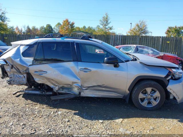 Toyota RAV4 Le Image 18