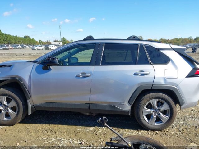 Toyota RAV4 Le Image 9