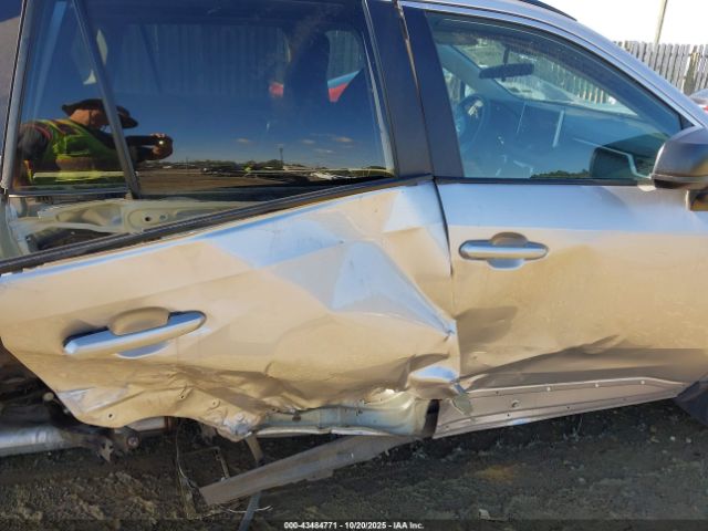 Toyota RAV4 Le Image 10