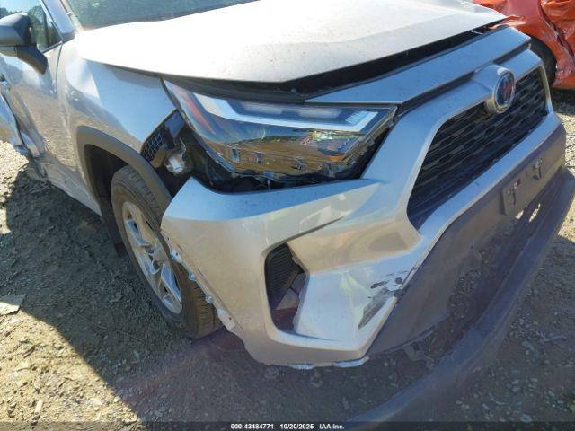 Toyota RAV4 Le Image 11