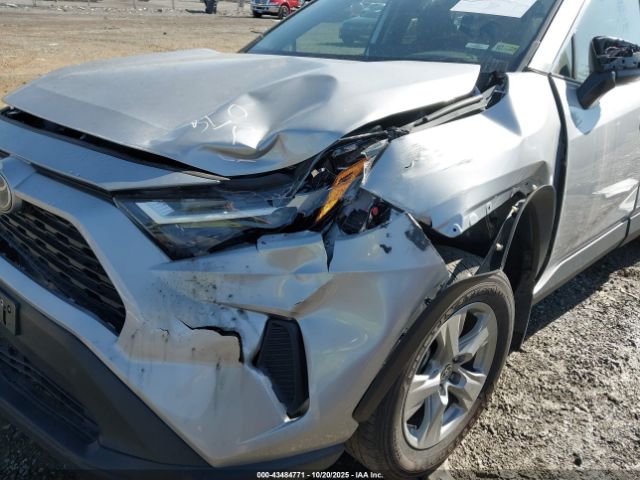 Toyota RAV4 Le Image 12