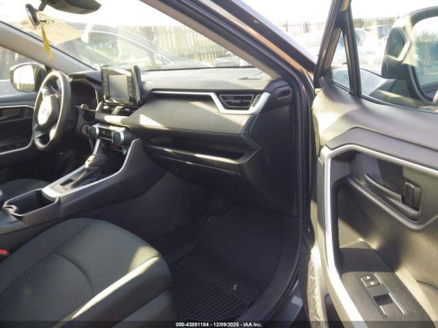 Toyota RAV4 Le Image 11