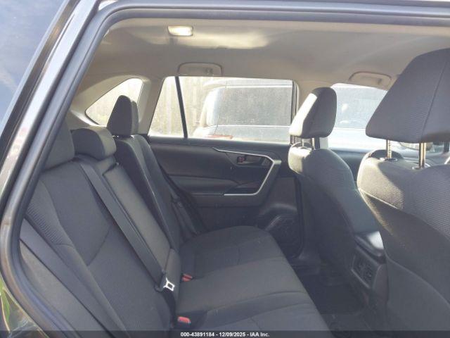 Toyota RAV4 Le Image 6