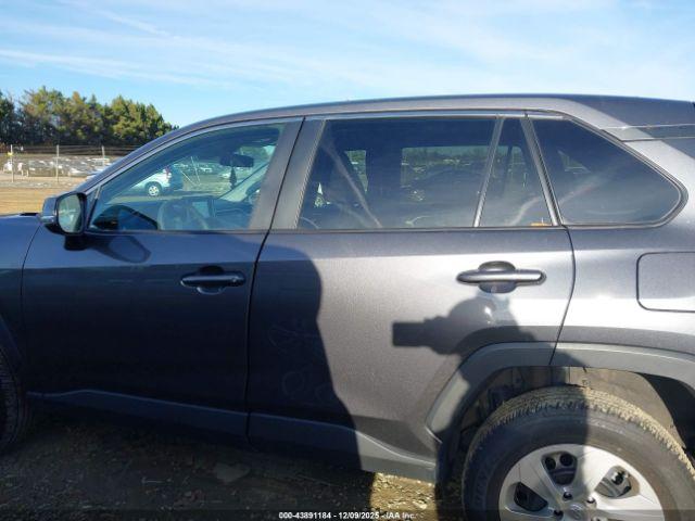 Toyota RAV4 Le Image 12