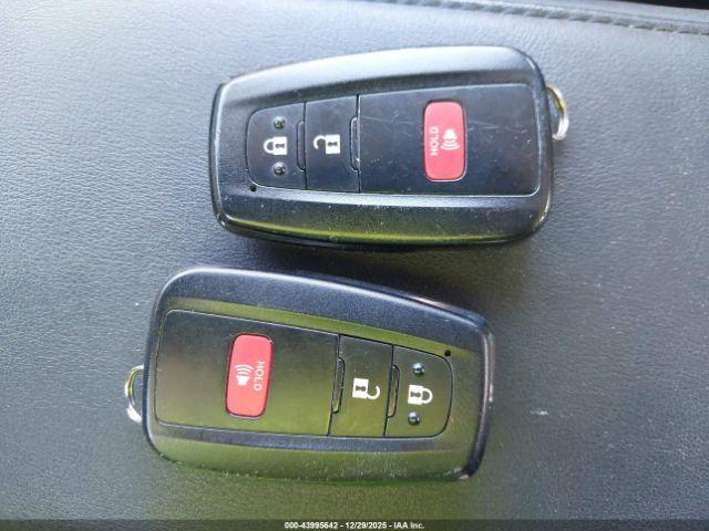 Toyota Prius Four Image 9