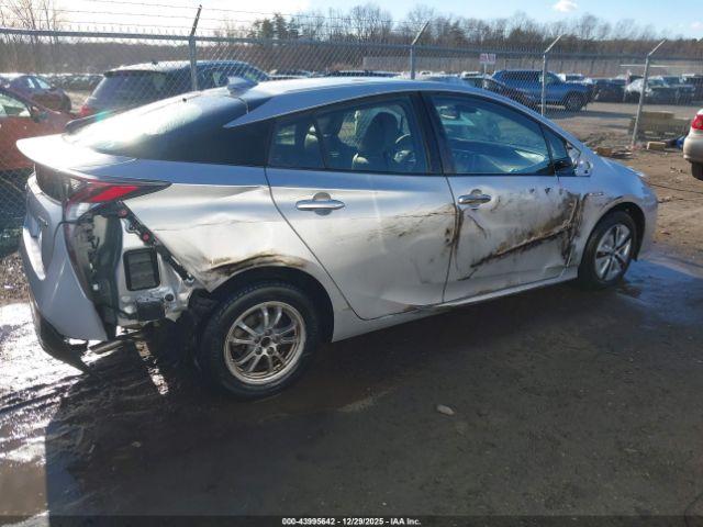 Toyota Prius Four Image 13