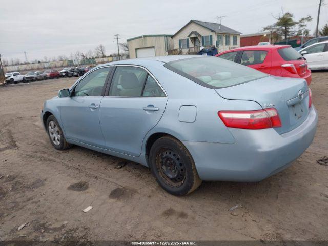 Toyota Camry Le Image 17