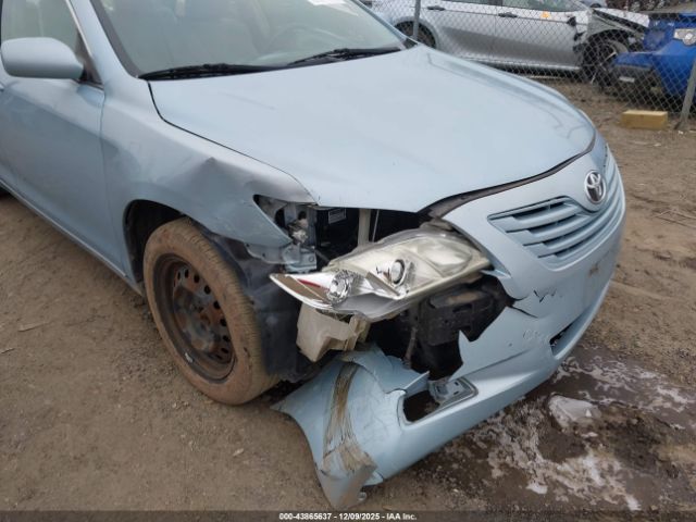 Toyota Camry Le Image 14