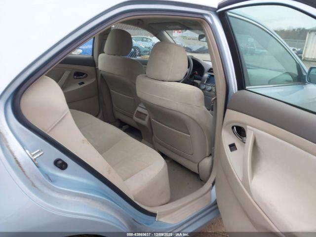 Toyota Camry Le Image 5